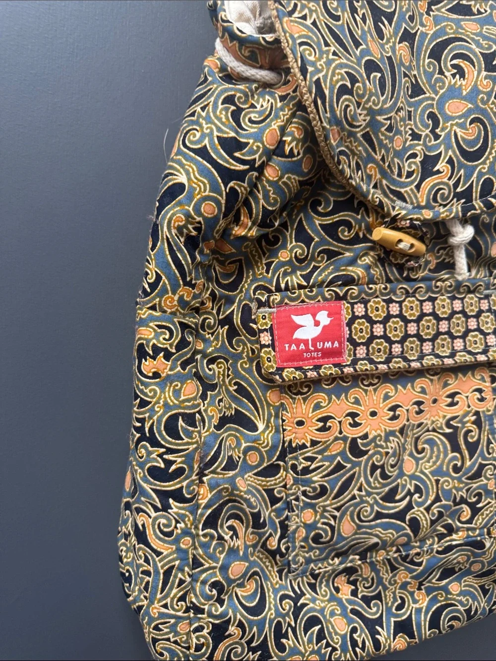 Printed Drawstring Backpack in Black & Tan